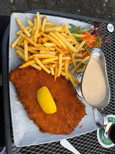 Paniertes Sportlerschnitzel mit Spätzle und Trolingersoße