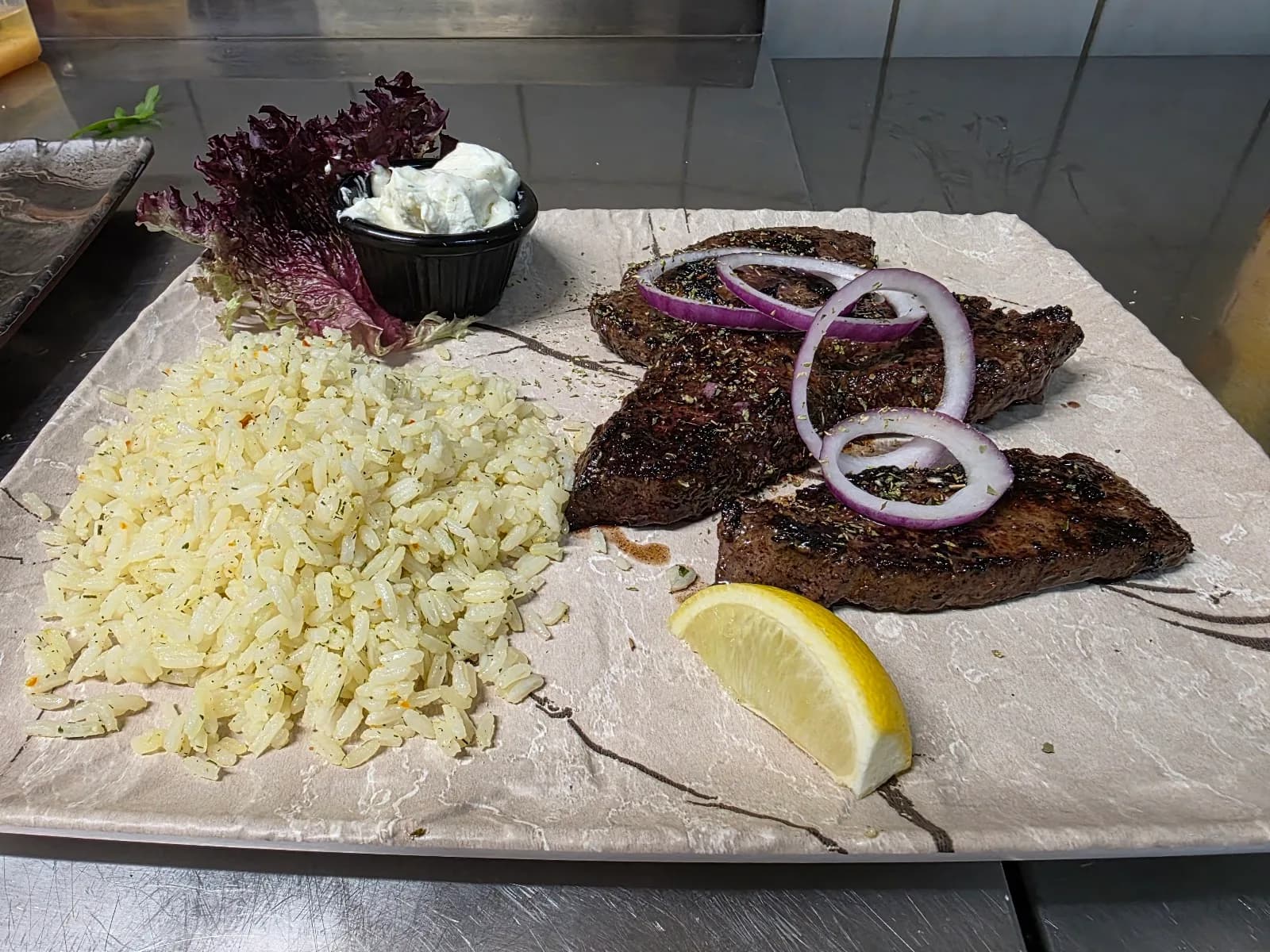 Rinderleber mit Tzatziki, Reis und Salat
