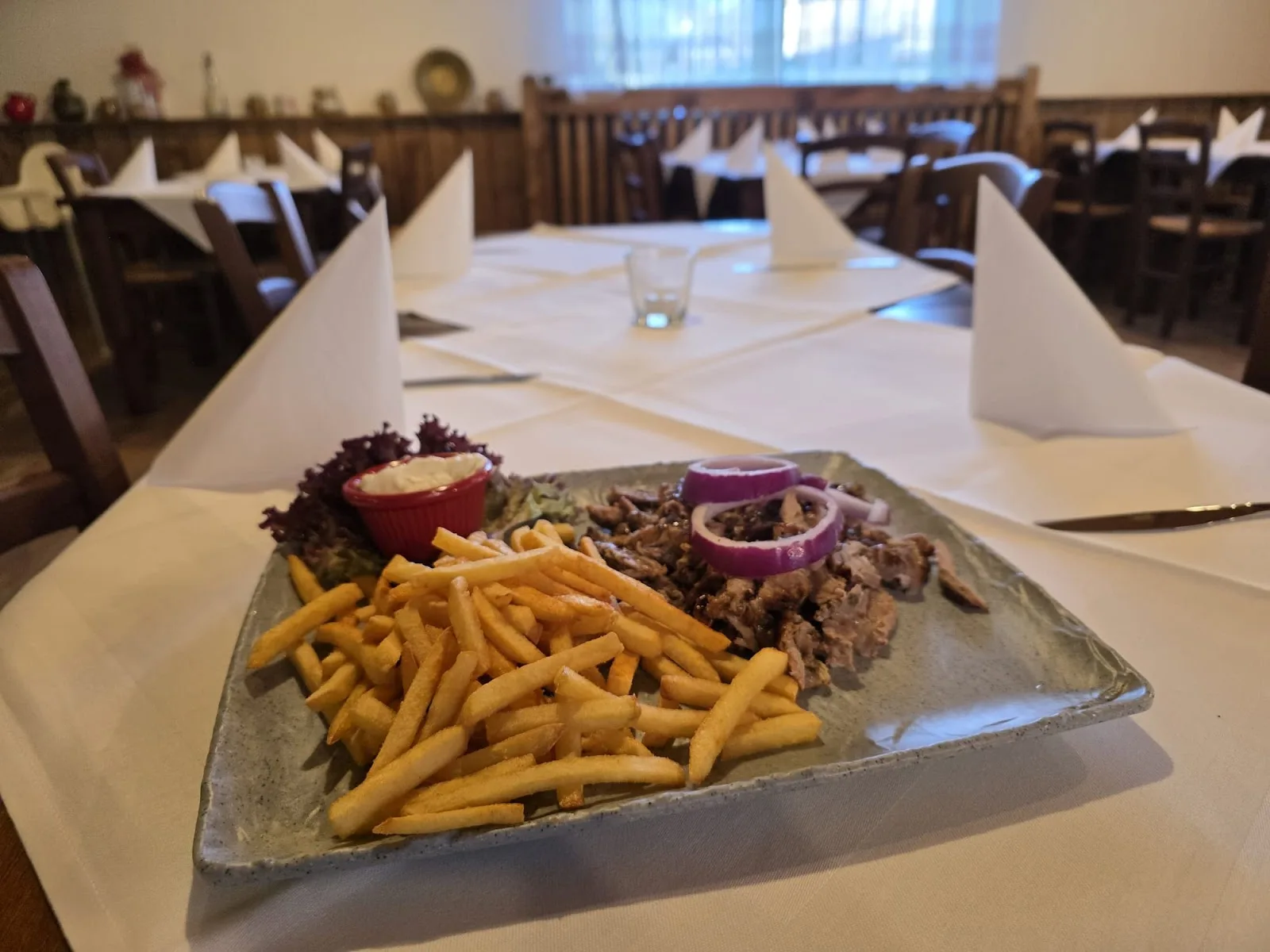 Gyros-Teller mit Pommes und Zwiebeln