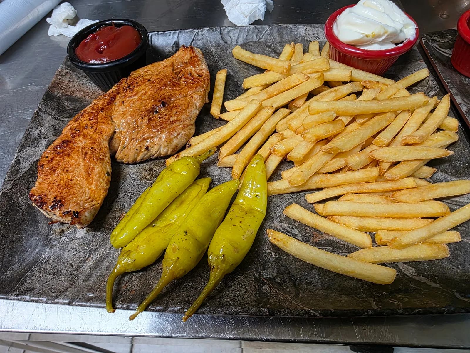 Gegrilltes Hähnchen mit Pommes und Peperoni
